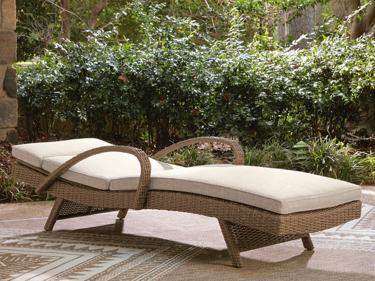 Laguna Heights Chaise Lounge with Cushion